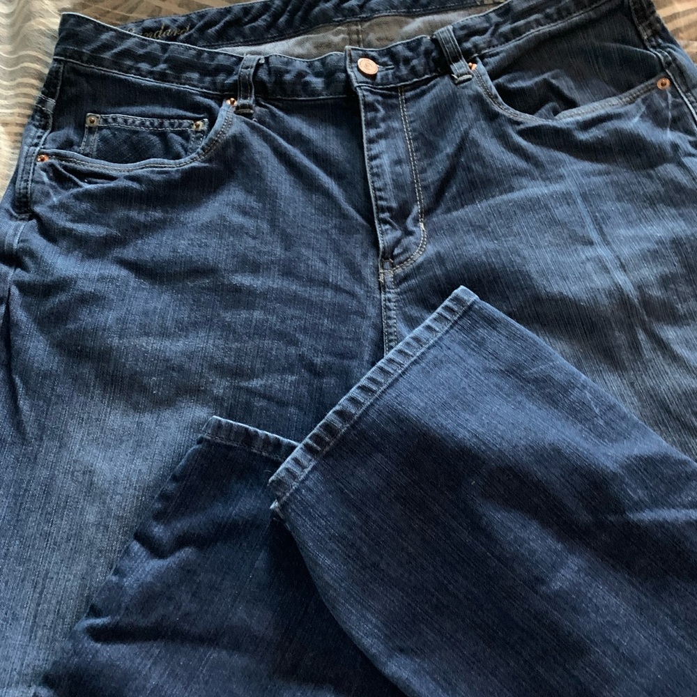 Tommy Bahama Jeans. Used, good condition.  The label says “standard” style.